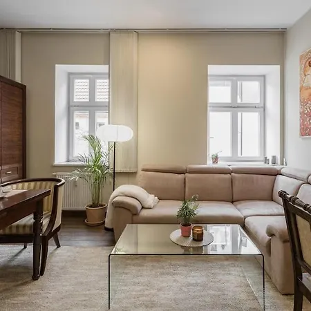 Spacious And Quiet In The Centre Apartment